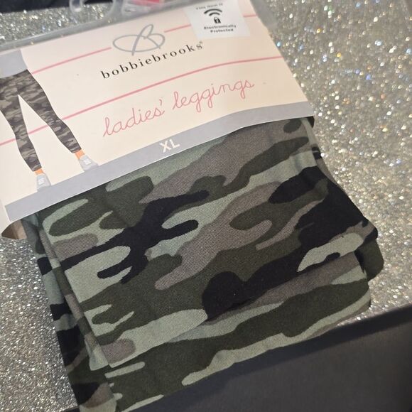 Bobbie Brooks Camo Leggings - Picture 4 of 5